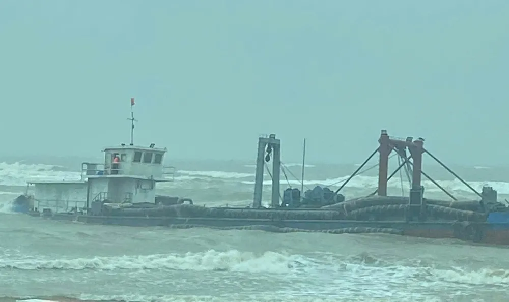 Tàu chở hàng có 4 thuyền viên gặp nạn khi đi qua vùng biển Quảng Trị