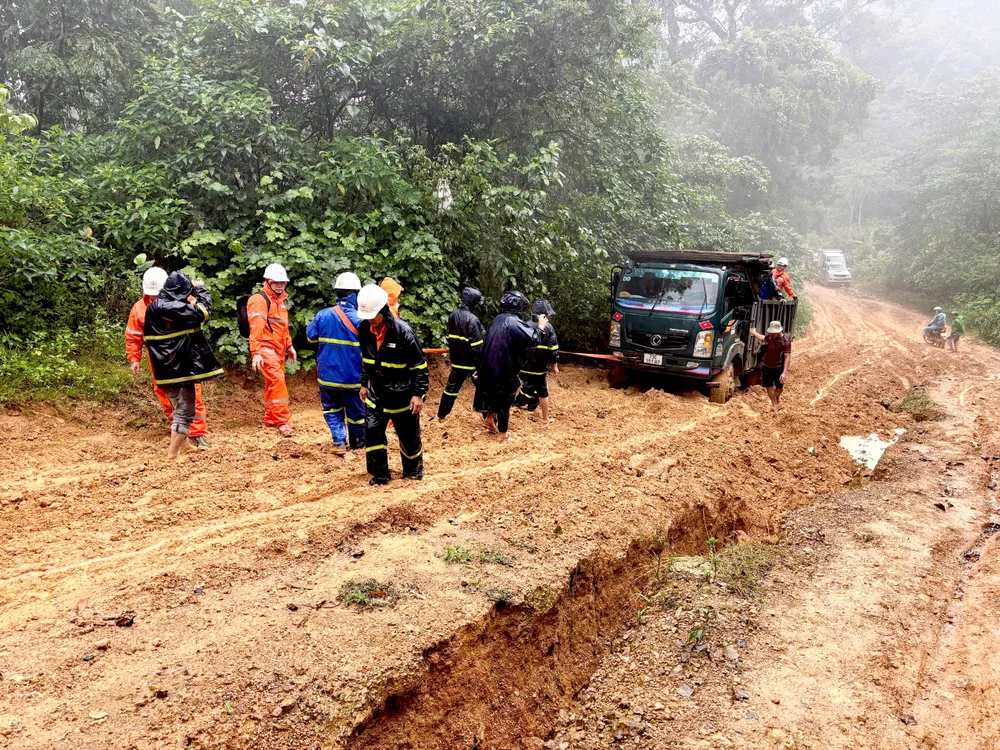 Điện lực Quảng Trị băng rừng, vượt suối kéo điện đến 17 thôn, bản vùng hẻo lánh