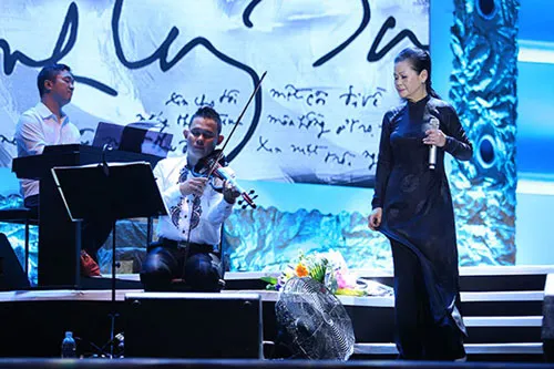 Danh ca Khánh Ly thể hiện ca khúc Trịnh Công Sơn trên sân khấu ở Đà Nẵng vào ngày 8/8. Ảnh: Maison de Bil.