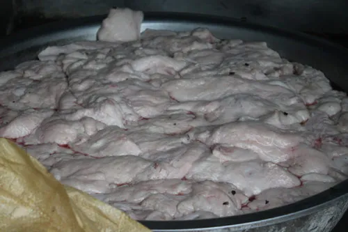 Đột kích kho chế biến dầu mỡ bẩn rán quẩy ảnh 1 - 1