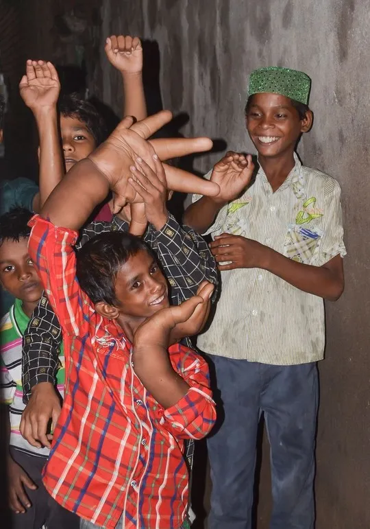 Cậu bé có đôi bàn tay khổng lồ ảnh 3