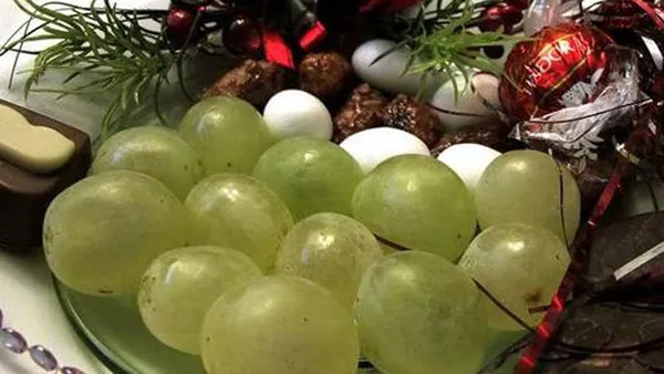 19 tục lệ đón năm mới kỳ lạ trên thế giới ảnh 1