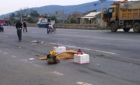  Đi bộ qua đường, hai người bị xe tải tông chết tại chỗ ảnh 1