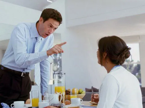 Làm chồng, tránh những câu nói 'châm ngòi' này ảnh 2