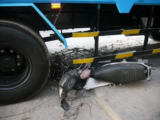 Xe tải 2 tỉ mới mua chưa kịp làm biển số đã bị tông bẹp dúm ảnh 5 Xe tải 2 tỉ mới mua chưa kịp làm biển số đã bị tông bẹp dúm ảnh 5