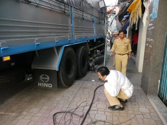 Xe tải 2 tỉ mới mua chưa kịp làm biển số đã bị tông bẹp dúm ảnh 4 Xe tải 2 tỉ mới mua chưa kịp làm biển số đã bị tông bẹp dúm ảnh 4