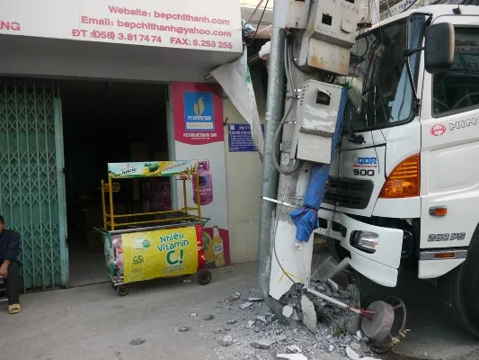 Xe tải 2 tỉ mới mua chưa kịp làm biển số đã bị tông bẹp dúm ảnh 3 Xe tải 2 tỉ mới mua chưa kịp làm biển số đã bị tông bẹp dúm ảnh 3