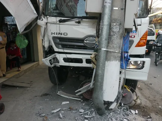 Xe tải 2 tỉ mới mua chưa kịp làm biển số đã bị tông bẹp dúm ảnh 2 Xe tải 2 tỉ mới mua chưa kịp làm biển số đã bị tông bẹp dúm ảnh 2