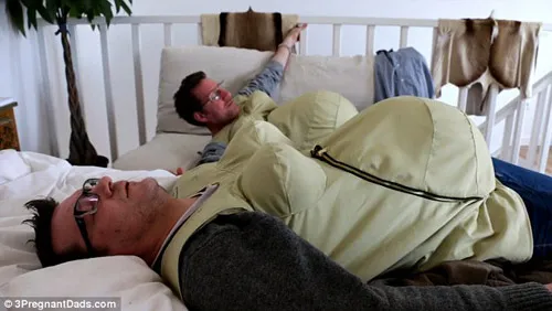 Xem các ông chồng vật vã sống chung với bụng bầu - 2