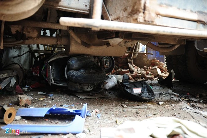 Xe chở rác nuốt xe máy vào gầm, 6 người nhập viện ảnh 2