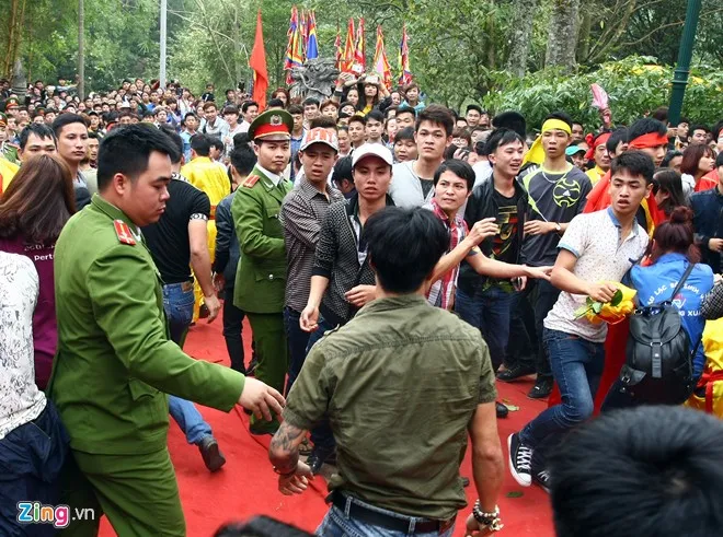 <a href='https://plo.vn/tu-khoa.html?q=hỗn chiến' title='Hỗn chiến'>Hỗn chiến</a> ở lễ hội đền Gióng