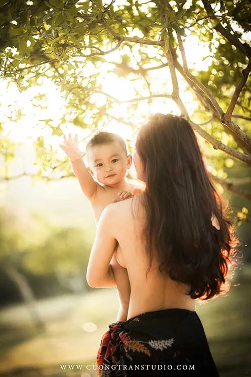 Bộ ảnh ngực trần cho con bú tuyệt đẹp của bà mẹ Nha Trang ảnh 4