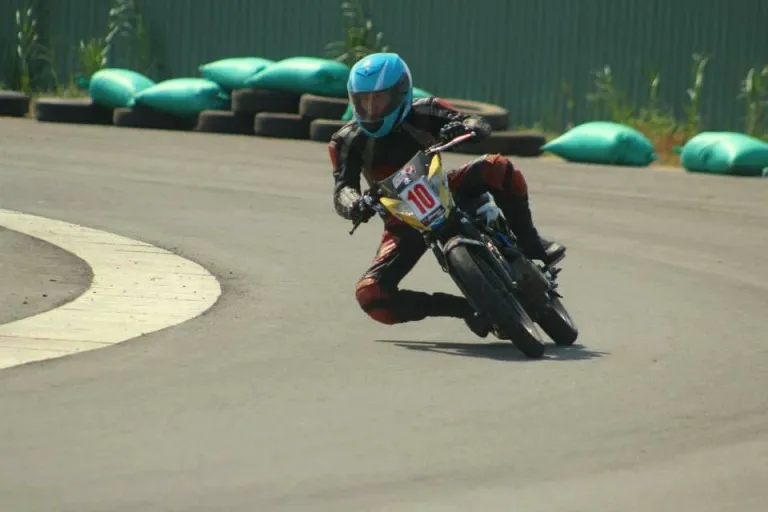 Giải đua xe mô tô Suzuki Raider R150CC hệ chuyên nghiệp ảnh 5 Giải đua xe mô tô Suzuki Raider R150CC hệ chuyên nghiệp ảnh 5