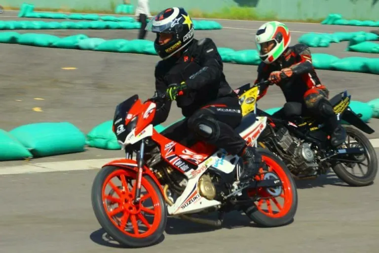 Giải đua xe mô tô Suzuki Raider R150CC hệ chuyên nghiệp ảnh 4 Giải đua xe mô tô Suzuki Raider R150CC hệ chuyên nghiệp ảnh 4