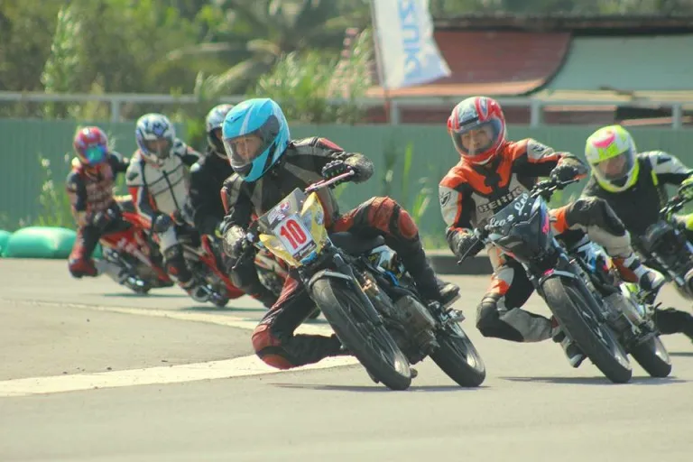 Giải đua xe mô tô Suzuki Raider R150CC hệ chuyên nghiệp ảnh 3 Giải đua xe mô tô Suzuki Raider R150CC hệ chuyên nghiệp ảnh 3