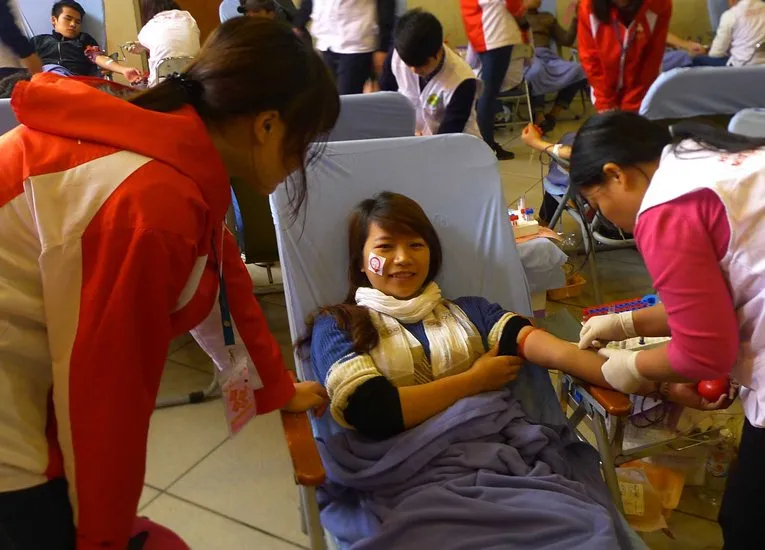 Những “bóng hồng” hiến máu trong ngày 8-3 ảnh 2 Những “bóng hồng” hiến máu trong ngày 8-3 ảnh 2