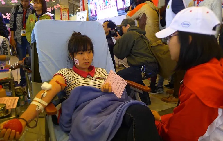 Những “bóng hồng” hiến máu trong ngày 8-3 ảnh 13 Những “bóng hồng” hiến máu trong ngày 8-3 ảnh 13