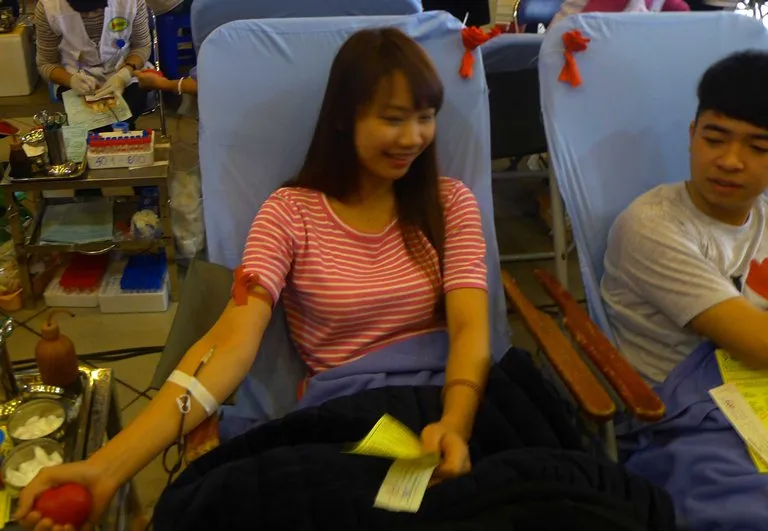 Những “bóng hồng” hiến máu trong ngày 8-3 ảnh 9 Những “bóng hồng” hiến máu trong ngày 8-3 ảnh 9