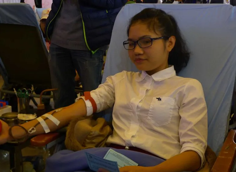 Những “bóng hồng” hiến máu trong ngày 8-3 ảnh 10 Những “bóng hồng” hiến máu trong ngày 8-3 ảnh 10