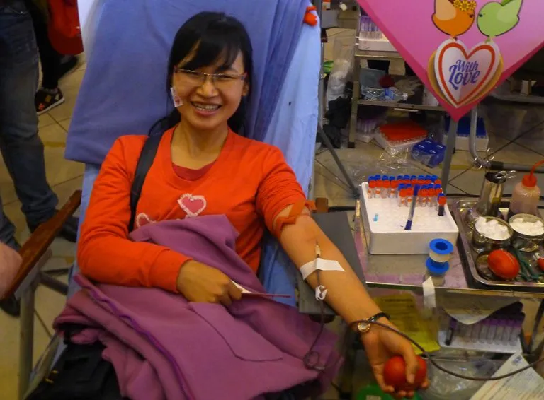 Những “bóng hồng” hiến máu trong ngày 8-3 ảnh 11 Những “bóng hồng” hiến máu trong ngày 8-3 ảnh 11