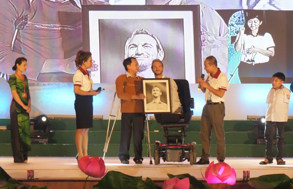 Trẻ không tay ở Nghệ An tạo lại cảm hứng cho Nick Vujicic ảnh 1 Trẻ không tay ở Nghệ An tạo lại cảm hứng cho Nick Vujicic ảnh 1