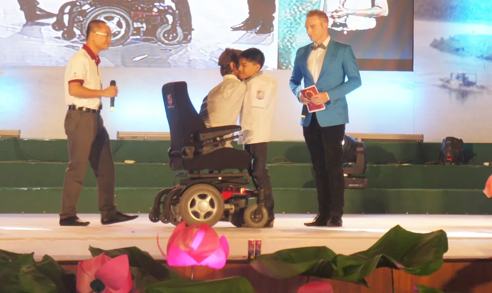 Trẻ không tay ở Nghệ An tạo lại cảm hứng cho Nick Vujicic ảnh 2 Trẻ không tay ở Nghệ An tạo lại cảm hứng cho Nick Vujicic ảnh 2