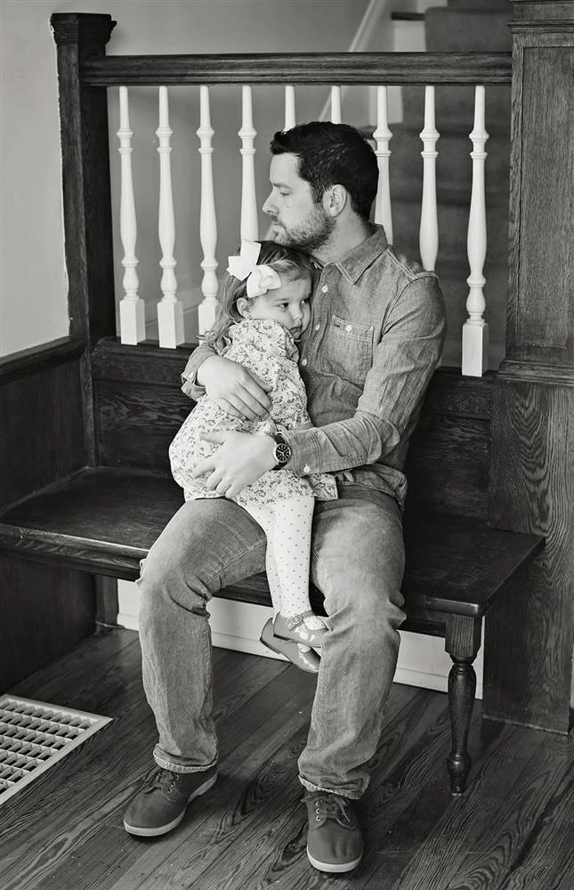 Xúc động bộ ảnh cha và con gái tưởng nhớ người mẹ đã mất ảnh 4