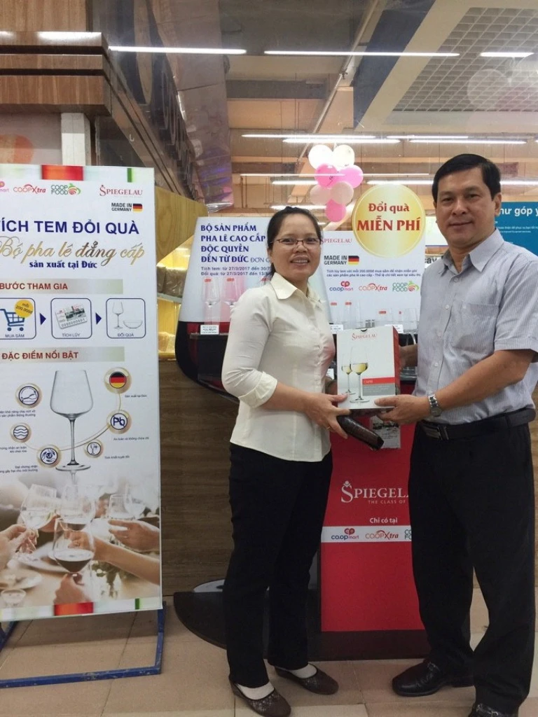 Quà sang miễn phí của Siêu thị Co.opmart hút khách ​ ảnh 1