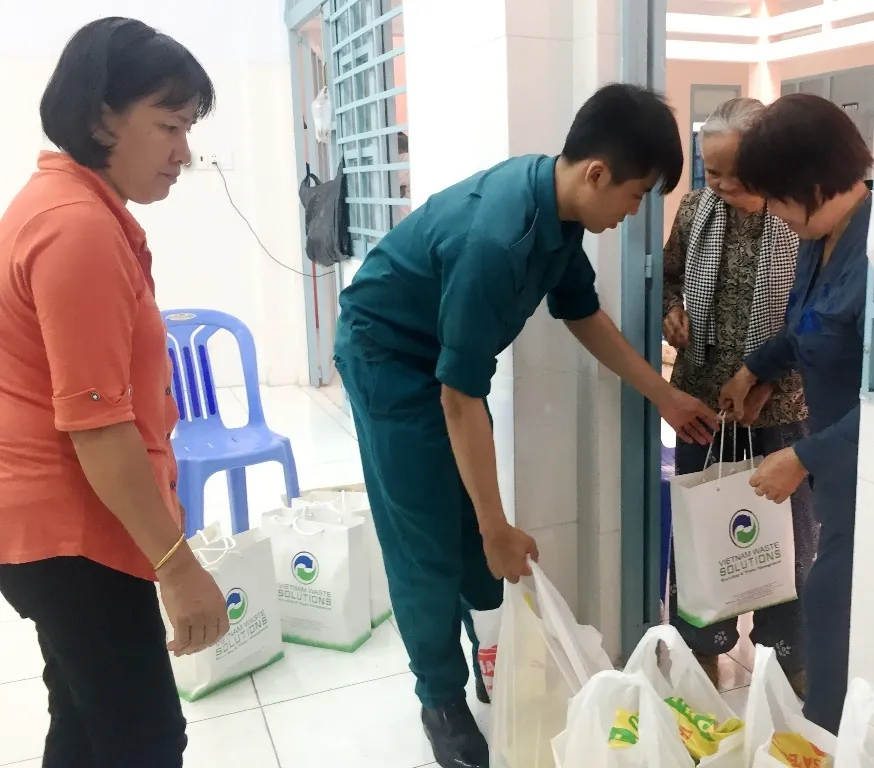 VWS: 400 phần quà, khám bệnh cho người nghèo Bình Chánh ảnh 5