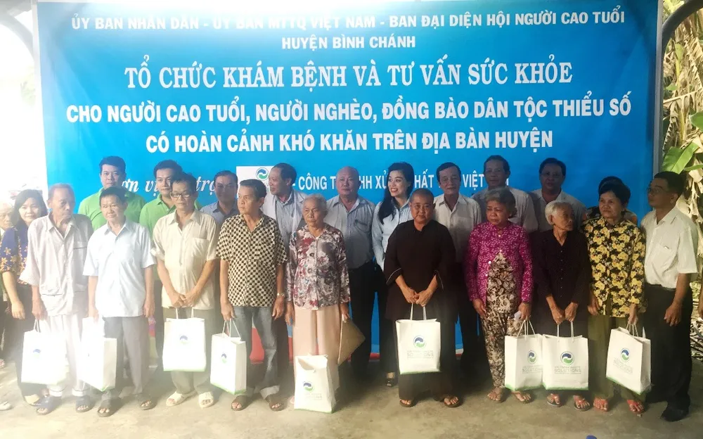 VWS: 400 phần quà, khám bệnh cho người nghèo Bình Chánh ảnh 2