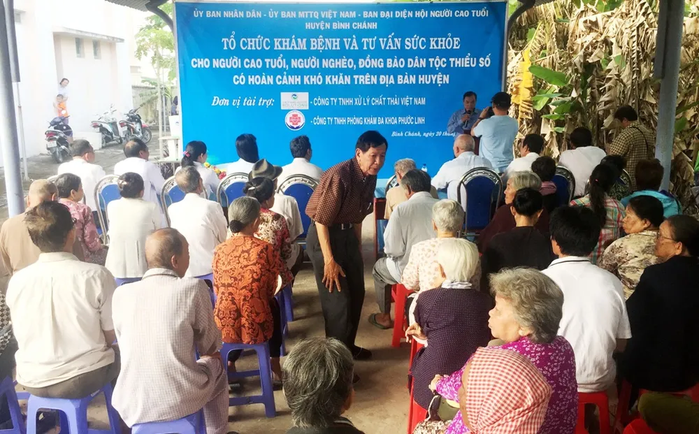 VWS: 400 phần quà, khám bệnh cho người nghèo Bình Chánh ảnh 1