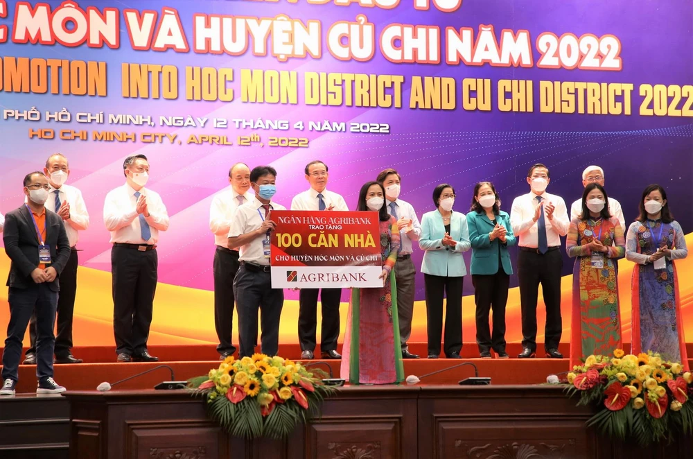 Ông Phạm Trung Kiên – Phó Trưởng Văn phòng đại diện Agribank khu vực miền Nam trao tặng 100 căn nhà cho hộ nghèo trên địa bàn hai huyện Hóc Môn và Củ Chi.