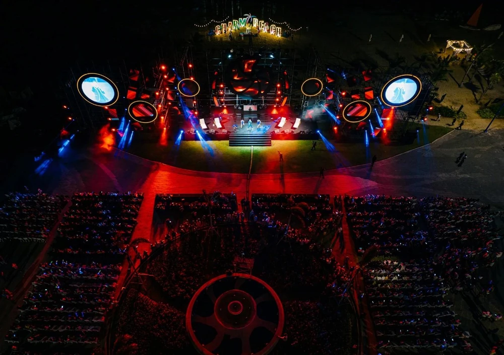 Sân khấu đẹp mắt đến từ sự kiện âm nhạc hoành tráng nhất Hồ Tràm