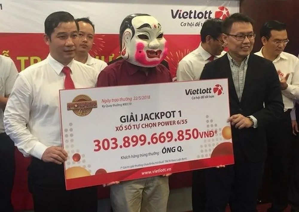 Lịch sử từng gọi tên ông Q. ở Hà Nội với Jackpot 1 trị giá hơn 303 tỉ đồng tại kỳ quay #00119 (mở thưởng ngày 5-5-2018). Đến hiện tại, giải thưởng này vẫn là “khủng” nhất ngành xổ số Việt Nam, thậm chí thuộc hàng “top” trên thế giới khi quy đổi 303 tỉ đồng tương đương hơn 13 triệu USD - không thua kém gì xổ số Powerball hay Mega Millions của Mỹ.