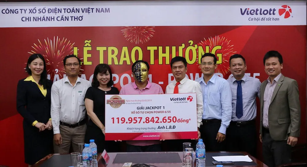 Hay trước đó, tại kỳ quay #00268 (mở thưởng ngày 20-4-2019), ông L.B.Đ - chủ một doanh nghiệp hoạt động trong lĩnh vực thủy sản ở tỉnh Cà Mau đã trúng Jackpot 1 trị giá gần 120 tỉ đồng nhờ tấm vé chứa ba bộ số cơ bản mua chỉ 30.000 đồng. Đây là giải thưởng lớn nhất ở miền Tây và lớn thứ 3 trên toàn quốc tại thời điểm đó.