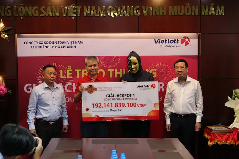 Jackpot 1 tại kỳ quay #00423 (mở thưởng ngày 12-5-2020) trị giá hơn 192 tỉ đồng cũng “khủng” không kém. Jackpot này “nổ” ở TP.HCM, thuộc về người chơi tên H.N. Đây là “fan” của Vietlott khi đã mua vé số Vietlott liên tục trong 4 năm trước khi chạm tay vào Jackpot nói trên.