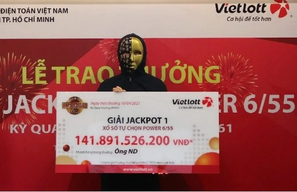 Sau ông H.N, một nhân viên văn phòng ở TP.HCM tên N.D chính là chủ nhân của Jackpot 1 trị giá hơn 142 tỉ đồng. Tấm vé may mắn được mua dưới dạng “bao 7” gồm sáu dãy số trị giá 420.000 đồng, trong đó có bộ số 02 - 04 - 34 - 38 - 41 - 55 trùng khớp với bộ số Jackpot 1 tại kỳ quay #00561 (mở thưởng ngày 3-4-2021).
