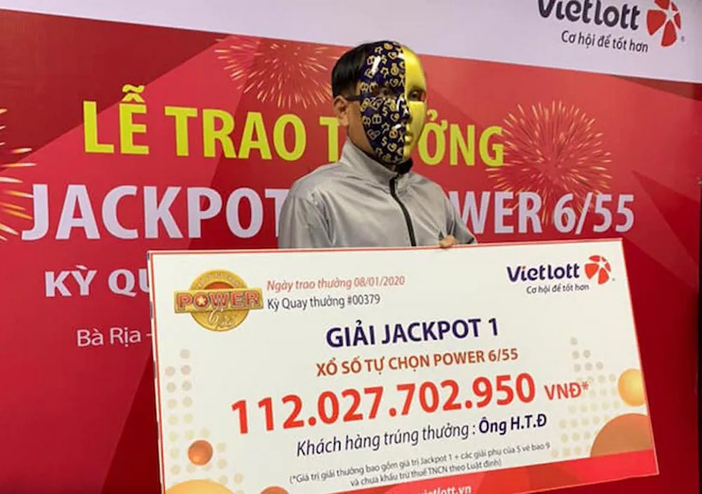 Trước đó, cũng là mua vé số Vietlott dạng “bao”, một vé “bao 9” từng trúng Jackpot 1 trị giá hơn 112 tỉ đồng tại kỳ quay #00379 (mở thưởng ngày 4-1-2020). Khi đó, chủ nhân giải thưởng là ông H.T.Đ ở Bình Dương đã chia sẻ “bí kíp” săn Jackpot của mình: Ông dựa vào kết quả của khoảng 20 kỳ gần nhất để nghiên cứu các bộ số sẽ mua và ông thường mua vé Vietlott “bao 8” hoặc “bao 9”.