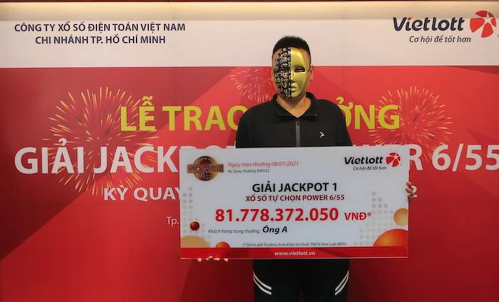 Cũng tại TP.HCM, ông A. trúng Jackpot 1 hơn 81 tỉ đồng ngay ngày cuối cùng của năm 2020 (ngày 31-12-2020) là trường hợp rất may mắn. Sau dịp nghỉ Tết Dương lịch 2021 mà nhiều người cho là “ăn Tết lớn”, ông A. đã nhanh chóng liên hệ Vietlott để hoàn thành các thủ tục lĩnh thưởng.
