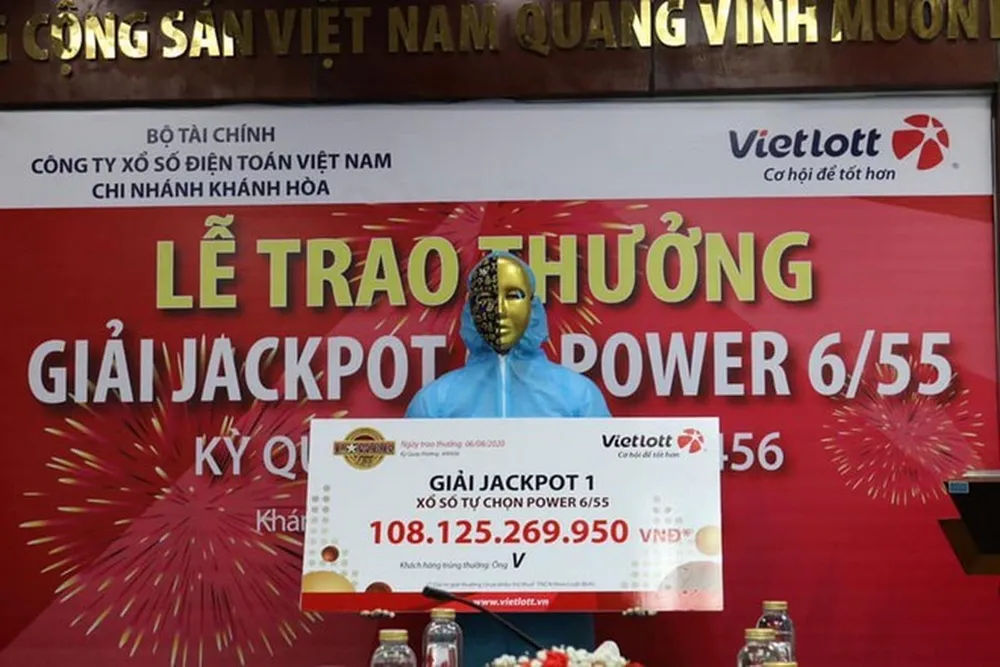 Jackpot 1 kỳ quay #00456 (mở thưởng ngày 28-7-2020) thì “nổ” ở một tỉnh duyên hải Nam Trung Bộ là Khánh Hòa. Sau bữa cơm tối cùng ngày mở thưởng, ông V. - chủ nhân giải thưởng đã dò số và biết ngay trị giá tờ vé trên tay không chỉ 10.000 đồng mà là hơn 108 tỉ đồng. Như nhiều tỉ phú Vietlott khác, ông V. đã phải chuẩn bị sẵn sàng tâm lý trước khi liên hệ Vietlott yêu cầu làm thủ tục trả thưởng sau đó khoảng 10 ngày.