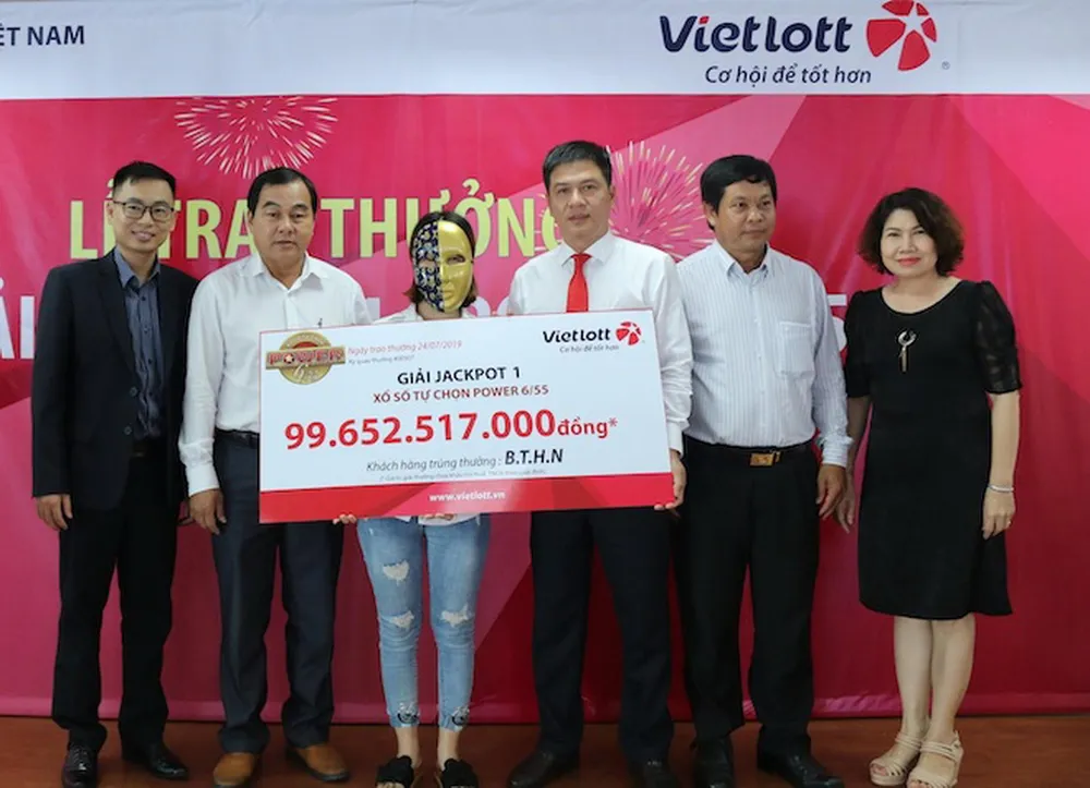 Khu vực Đồng bằng Sông Cửu Long cũng không ít lần tìm ra các tỉ phú Vietlott. Trong đó, chị B.T.H.N (thợ làm tóc có hộ khẩu tại huyện Giồng Trôm, tỉnh Bến Tre) là người may mắn trúng Jackpot 1 - Power 6/55 kỳ quay #00307 (mở thưởng ngày 20-7-2019) trị giá gần 100 tỉ đồng.