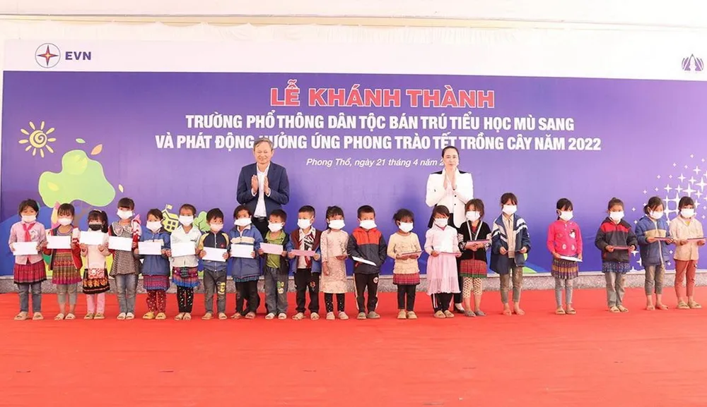 Ông Trần Đình Nhân, Tổng Giám đốc EVN và bà Đỗ Nguyệt Ánh, Chủ tịch HĐTV EVNNPC trao quà cho các em học sinh Trường PTDT bán trú tiểu học Mù Sang. Ông Trần Đình Nhân, Tổng Giám đốc EVN và bà Đỗ Nguyệt Ánh, Chủ tịch HĐTV EVNNPC trao quà cho các em học sinh Trường PTDT bán trú tiểu học Mù Sang.