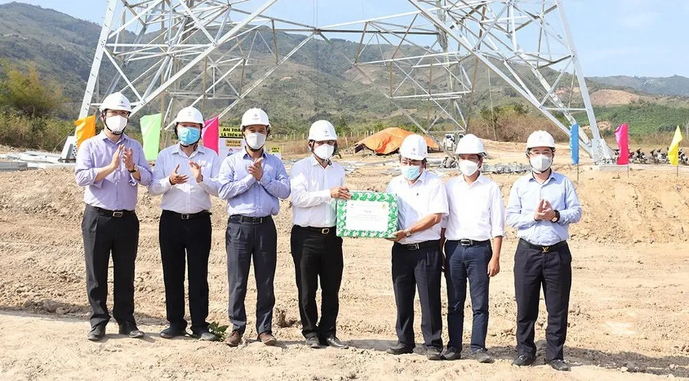 Ông Dương Quang Thành, Chủ tịch EVN (trái) và lãnh đạo EVN/EVNNPT trao quà cho các đơn vị thi công dự án đường dây 500kV Vân Phong – Vĩnh Tân. Ảnh: TA Ông Dương Quang Thành, Chủ tịch EVN (trái) và lãnh đạo EVN/EVNNPT trao quà cho các đơn vị thi công dự án đường dây 500kV Vân Phong – Vĩnh Tân. Ảnh: TA