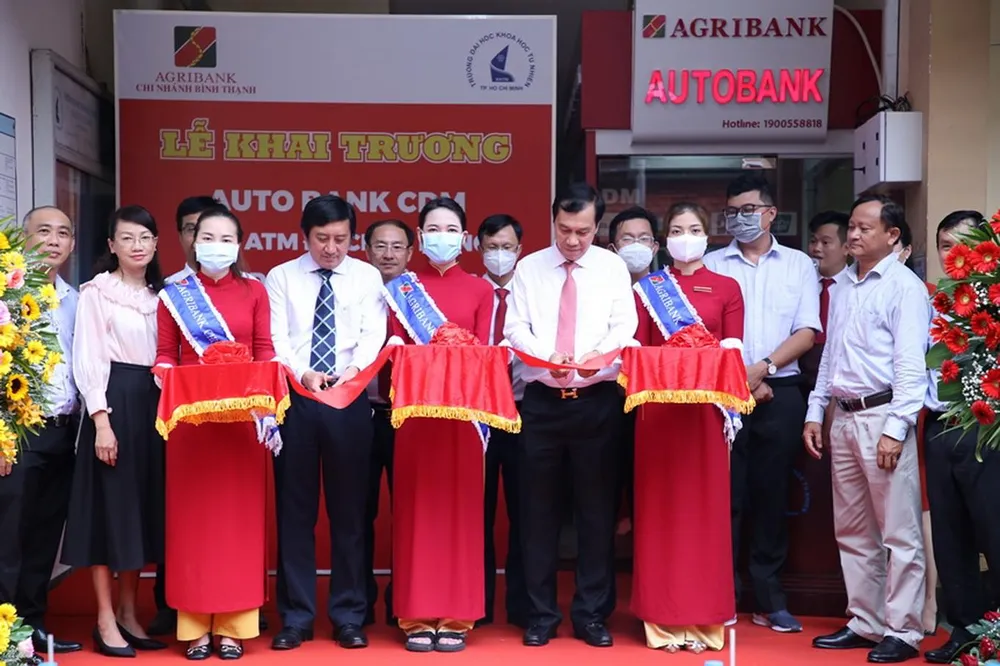 PGS. TS Trần Lê Quan – Hiệu trưởng nhà trường và ông Nguyễn Đình Huấn – Giám đốc Agribank CN Bình Thạnh cắt băng khai trương và đưa vào hoạt động máy Autobank CDM