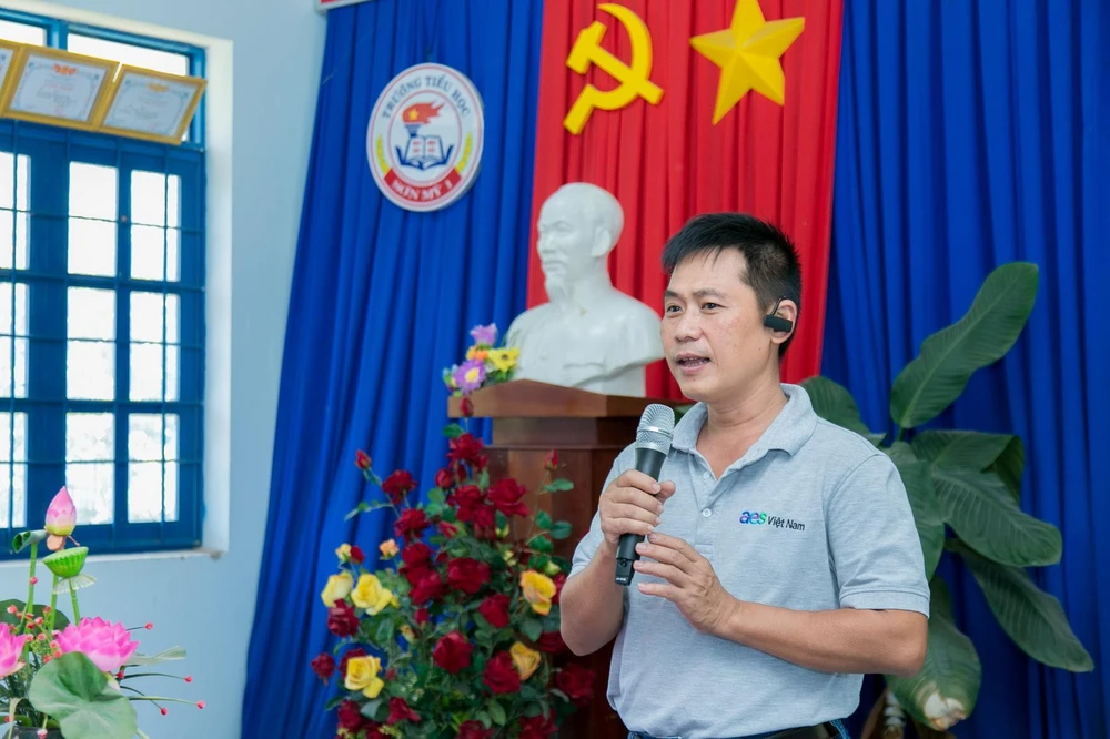 Ông Hoàng Quốc Bảo, Cán bộ Đối ngoại, AES Việt Nam tham dự buổi lễ trao tặng học bổng