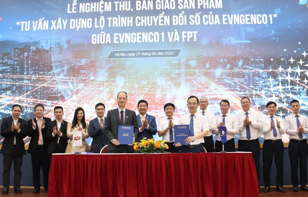 Ông Nguyễn Hữu Thịnh (phải), Tổng Giám đốc EVNGENCO1 và ông Nguyễn Thế Phương, Phó Tổng giám đốc FPT đại diện ký biên bản nghiệm thu, bàn giao sản phẩm.