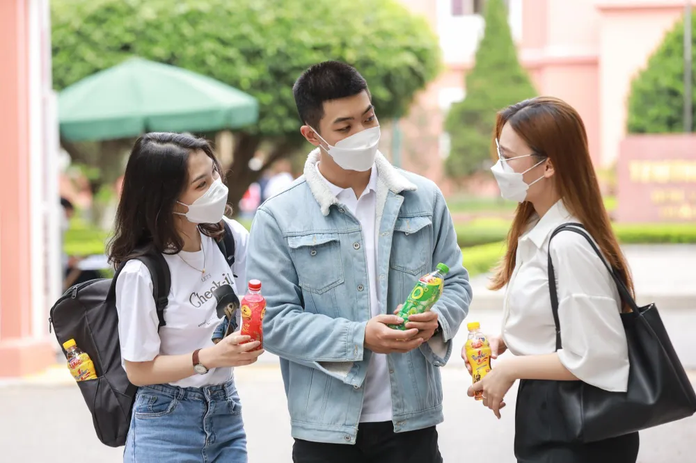 Vừa thưởng thức những chai nước giải khát mát lành, tốt cho sức khỏe trước ngày hè nắng nóng, vừa dễ dàng trúng thưởng là niềm vui mỗi ngày của các bạn trẻ. Vừa thưởng thức những chai nước giải khát mát lành, tốt cho sức khỏe trước ngày hè nắng nóng, vừa dễ dàng trúng thưởng là niềm vui mỗi ngày của các bạn trẻ.