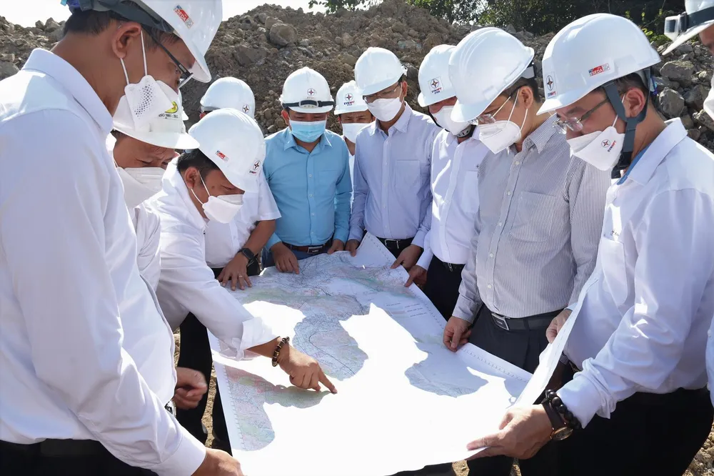 Ông Phạm Lê Phú (Ngoài cùng bên phải) cùng đoàn công tác kiểm tra tiến độ dự án TBA 500kV Vân Phong.