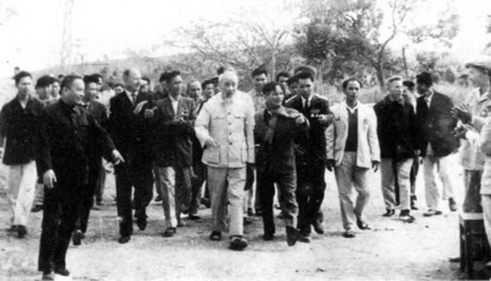 Bác Hồ thăm và chúc Tết đồng bào và công nhân Uông Bí (Tết Nguyên đán năm 1965). Ảnh: Ban Tuyên giáo Tỉnh ủy Quảng Ninh.