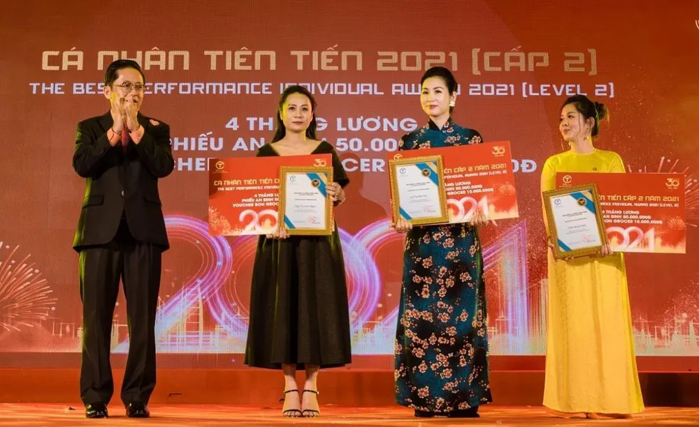 Các chính sách thưởng đột xuất, thưởng Tết từ 3-6 tháng lương cho CBNV xuất sắc, tiên tiến.